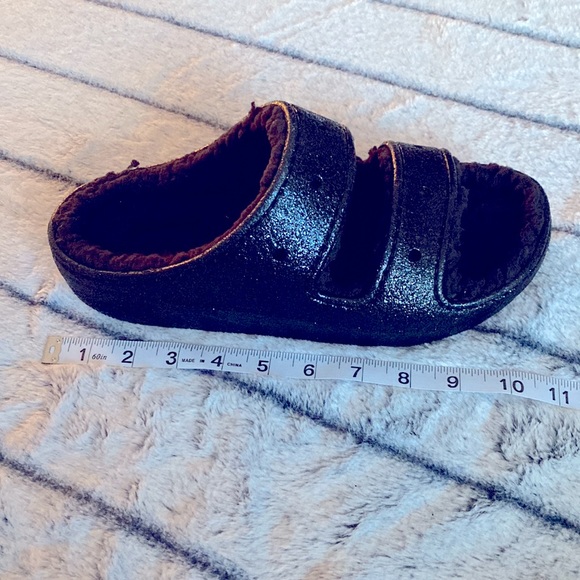 Crocs classic cozzzy black glitter lined sandals - Picture 8 of 8